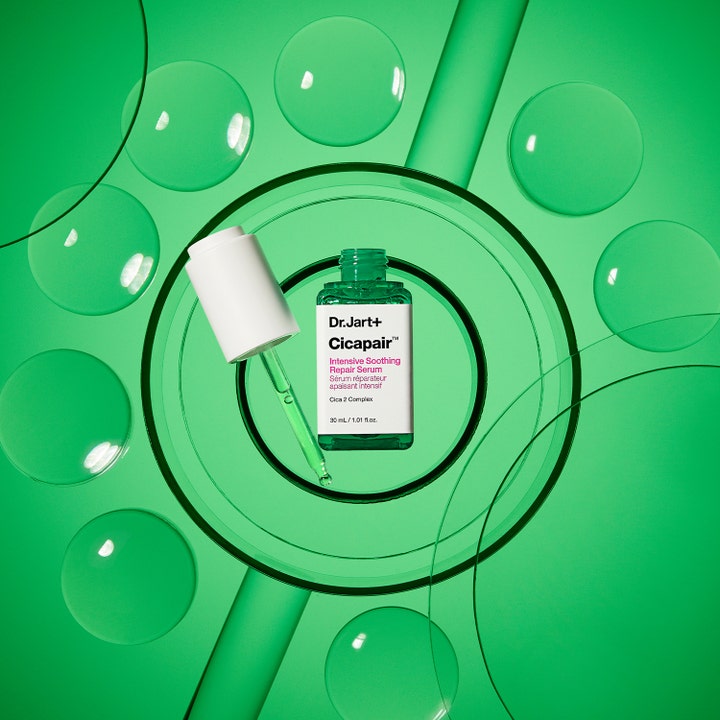 Dr.Jart+ Cicapair Intensive Soothing Repair Serum 30 ml beroligende ansigtsserum i grøn glasflaske med hvid pipette og bobler