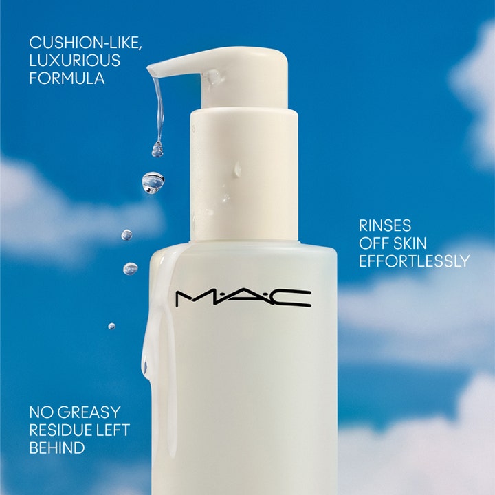 MAC Cosmetics Hyper Real Fresh Canvas Cleansing Oil 200 ml ansigtsrens i hvid pumpeflaske mod blå himmel med oliedråber