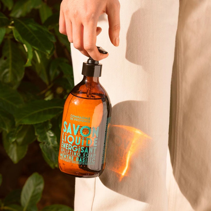 Compagnie de Provence Liquid Marseille Soap Mint Basil 495 ml energigivende flydende håndsæbe i brun glasflaske med pumpe