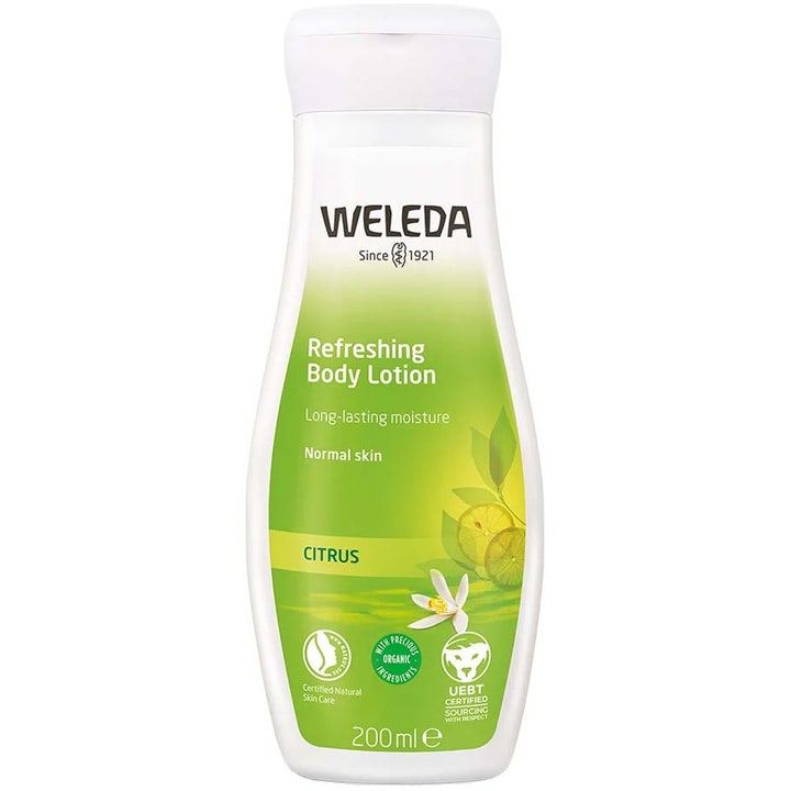 Weleda Refreshing Body Lotion 200 ml fugtgivende kropspleje i hvid plastflaske med grøn etiket og citrusfrugter