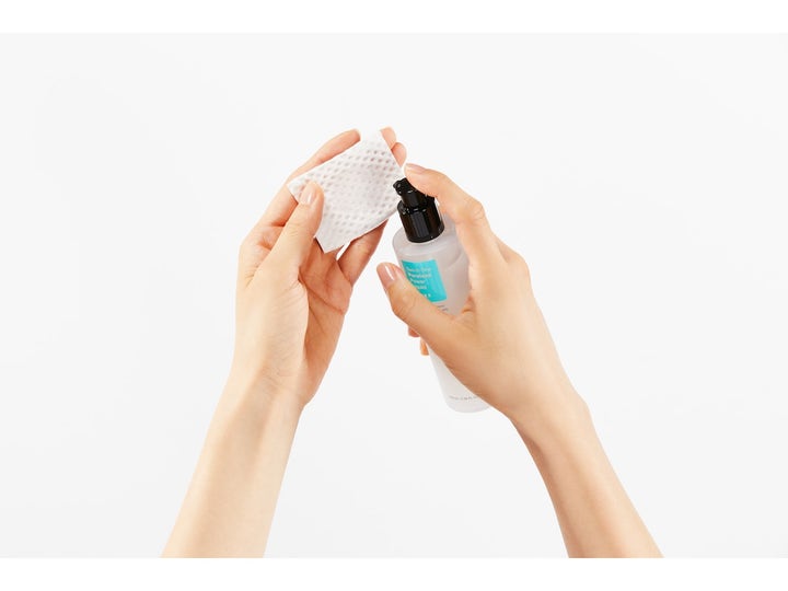 COSRX Two In One Poreless Power Liquid 100 ml poreminimerende toner påføres en vatrondel fra en frostet pumpeflaske.