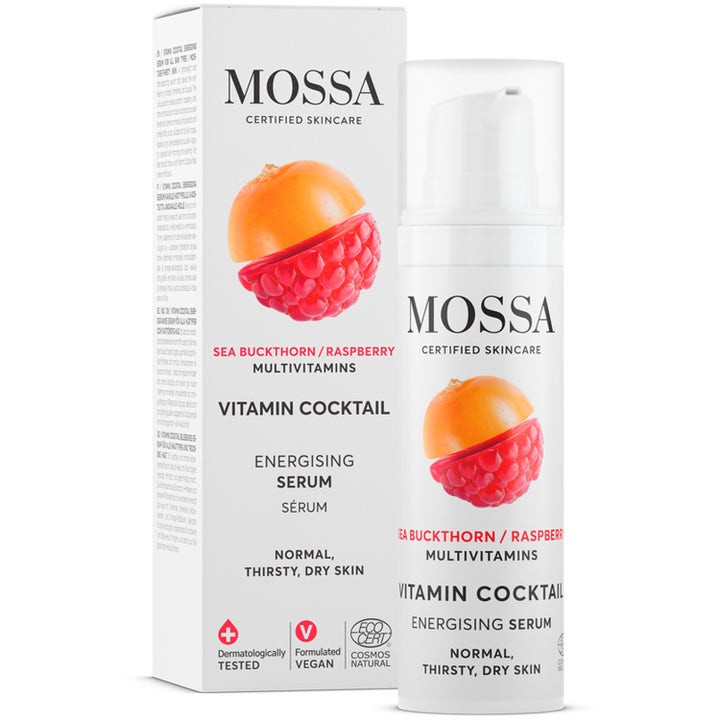 Mossa Vitamin Cocktail Energising Serum 30ml er et ansigtsserum i hvid pumpeflaske med motiv af havtorn og hindbær