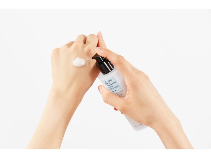 COSRX Oil Free Ultra Moisturizing Lotion 100 ml fugtgivende ansigtscreme med hvid tekstur på en hånd