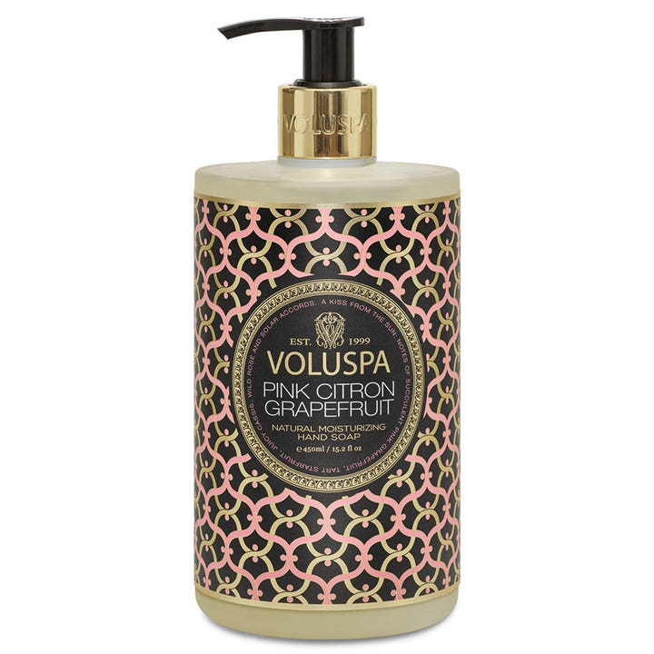 Voluspa Pink Citron Grapefruit 450 ml fugtgivende håndsæbe i flaske med sort pumpe og lyserødt geometrisk mønster