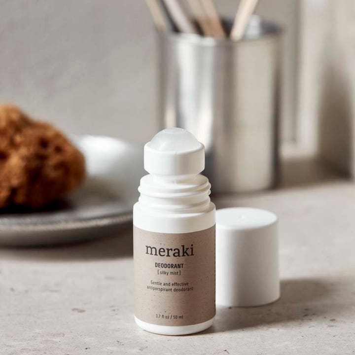 Meraki Deodorant Silky Mist 50 ml effektiv antiperspirant i hvid roll-on beholder uden låg på badeværelset