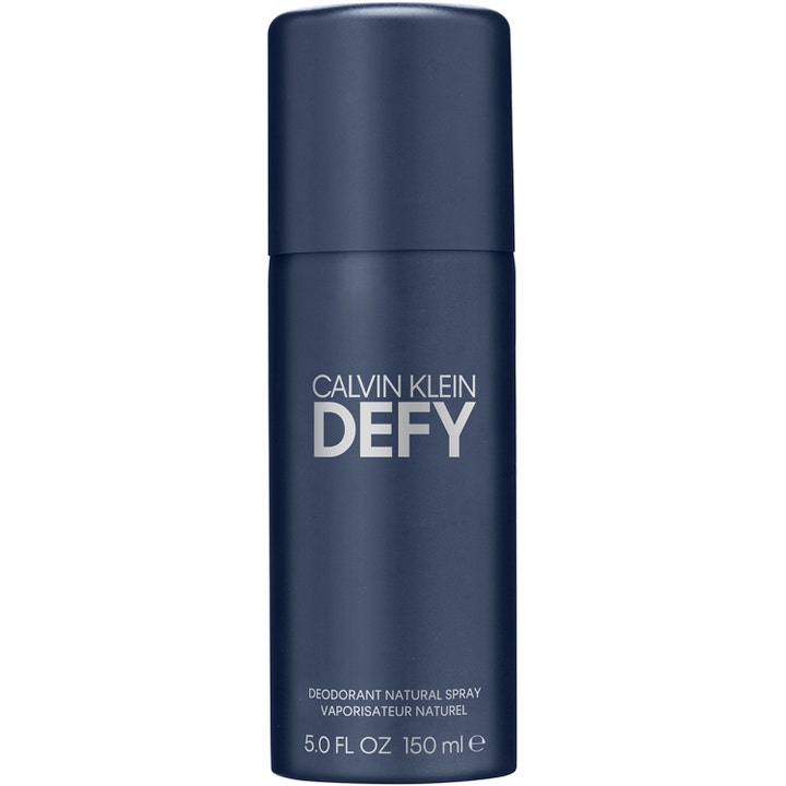 Calvin Klein Defy 150 ml deodorant spray giver friskhed i en mat mørkeblå beholder med elegante sølvdetaljer.
