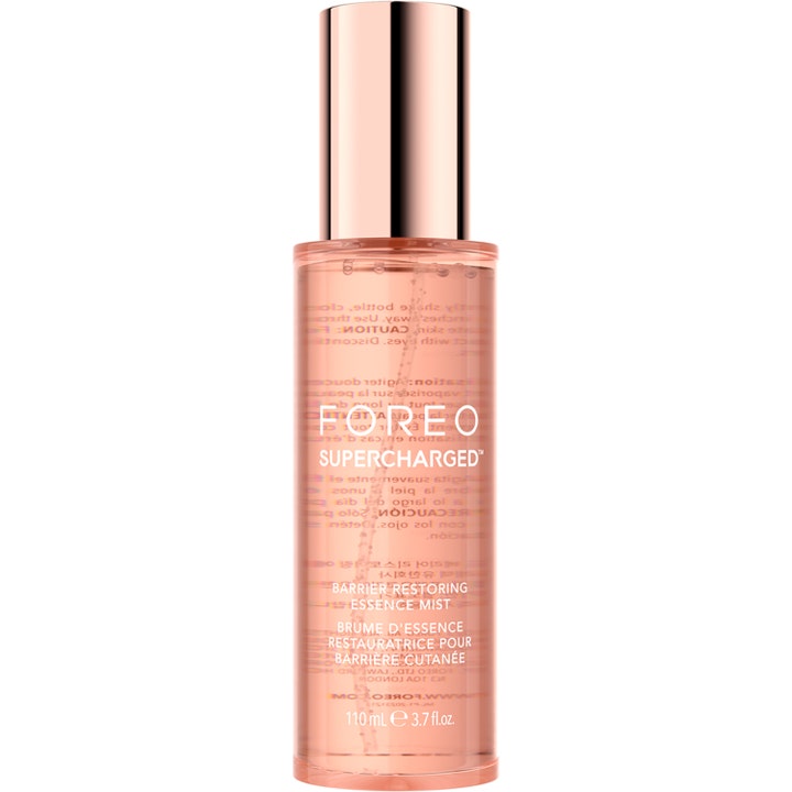 Foreo Supercharged Barrier Restoring Essence Mist 110 ml styrkende ansigtsmist i pink flaske med metallisk rosaguld låg.