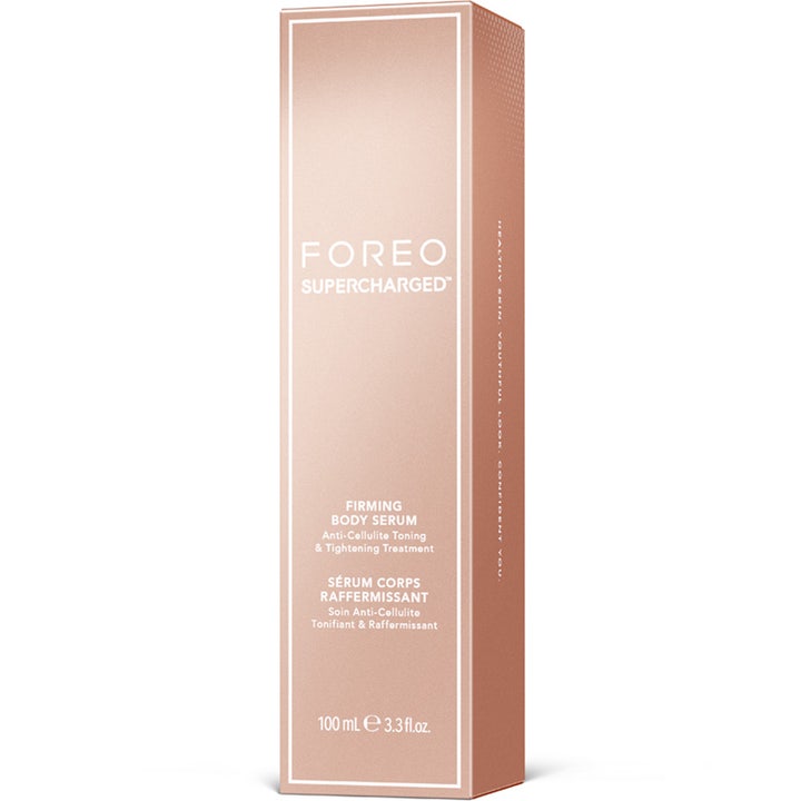 FOREO SUPERCHARGED Firming Body Serum 100 ml opstrammende kropsserum mod cellulitis i en rosaguld papæske