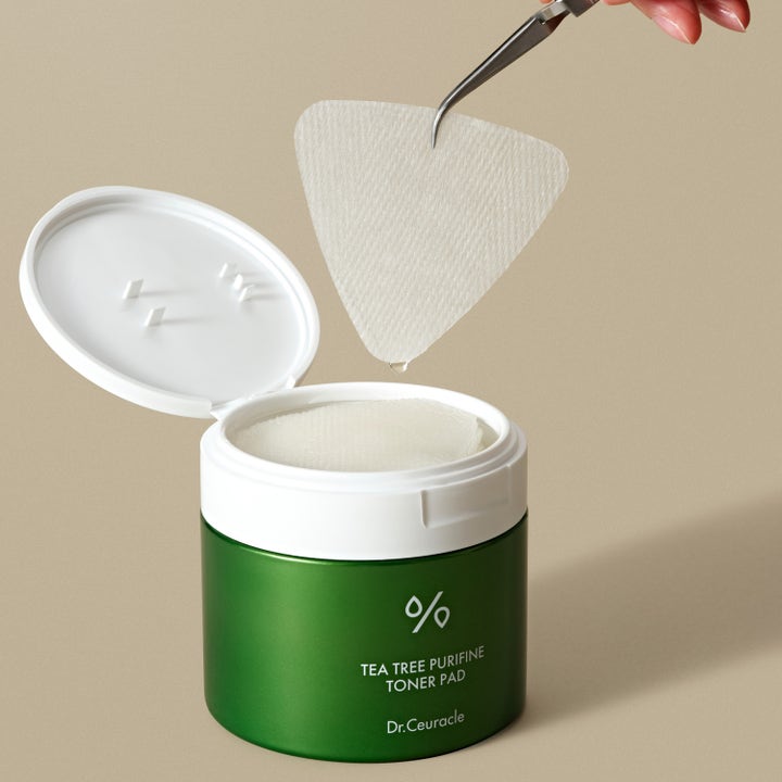 Dr. Ceuracle Tea Tree Purifine Toner Pad 160 ml rensende toner i grøn krukke med hvid pad der løftes med en pincet