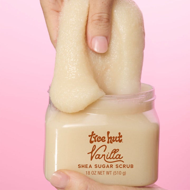 Tree Hut Shea Sugar Scrub Vanilla 510 g eksfolierende body scrub med tyk sukkertekstur i krukke mod lyserød baggrund