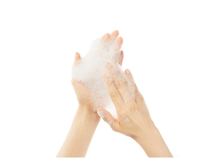 COSRX Low pH Good Morning Gel Cleanser 150 ml ansigtsrens skaber et hvidt og luftigt skum mellem hænderne