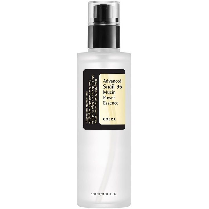 COSRX Advanced Snail 96 Mucin Power Essence 100 ml fugtgivende serum med snigelslem i klar plastflaske med sort pumpe.