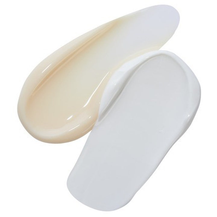 No7 Pure Retinol Triple Action Day Cream Duo 2 x 50 ml dagcreme med retinol og en cremet hvid og beige tekstur