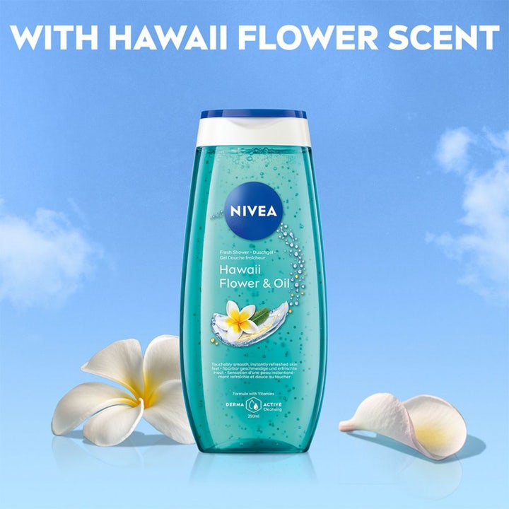 NIVEA Hawaii Flower & Oil Shower 250 ml forfriskende duschgel hældes i hånden for silkeblød hud i badet