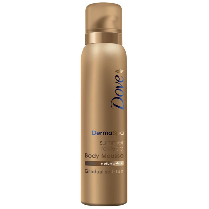 Dove DermaSpa Summer Revived Body Mousse Medium to Dark selvbruner giver glød i en gylden sprayflaske.