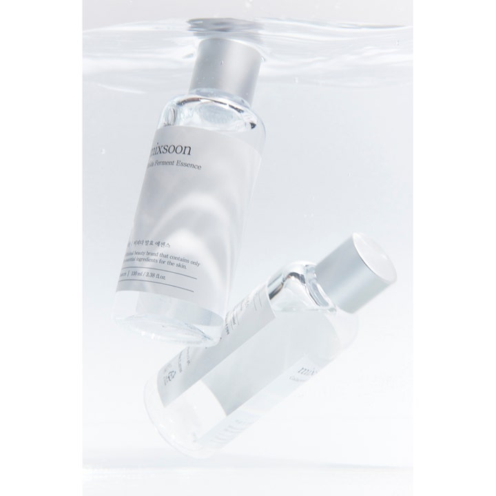 Mixsoon Bifida Ferment Essence 100 ml fugtgivende serum i klare flasker med sølvlåg nedsænket i vand