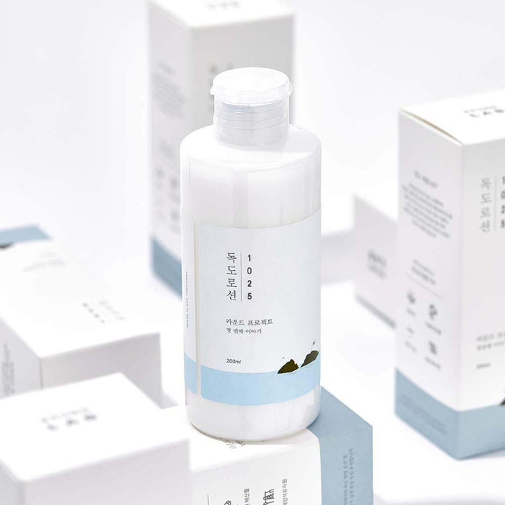Round Lab 1025 Dokdo Lotion 200 ml fugtgivende body lotion i hvid plastflaske med vippelåg blandt hvide æsker