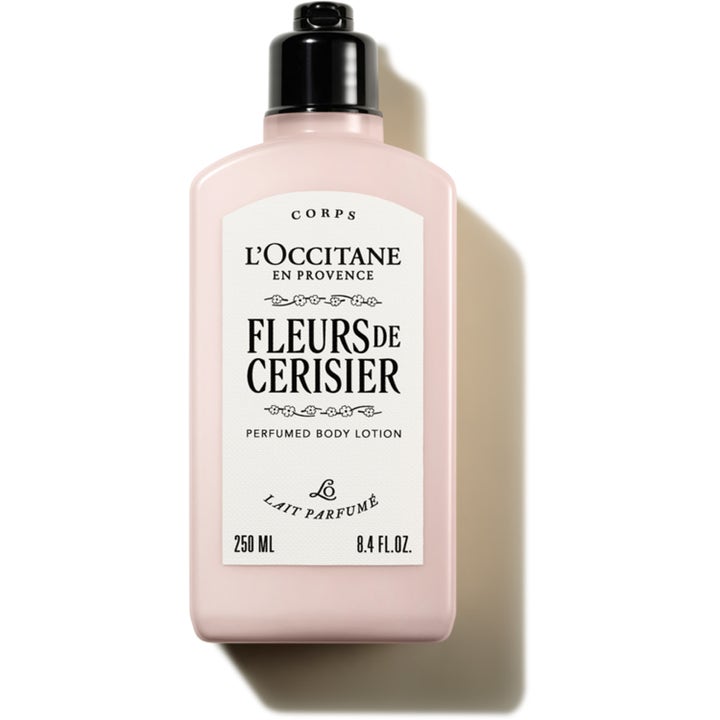 L'Occitane Fleurs de Cerisier 250 ml blødgørende bodylotion i en lyserød flakon med hvid etiket og sort pumpe.