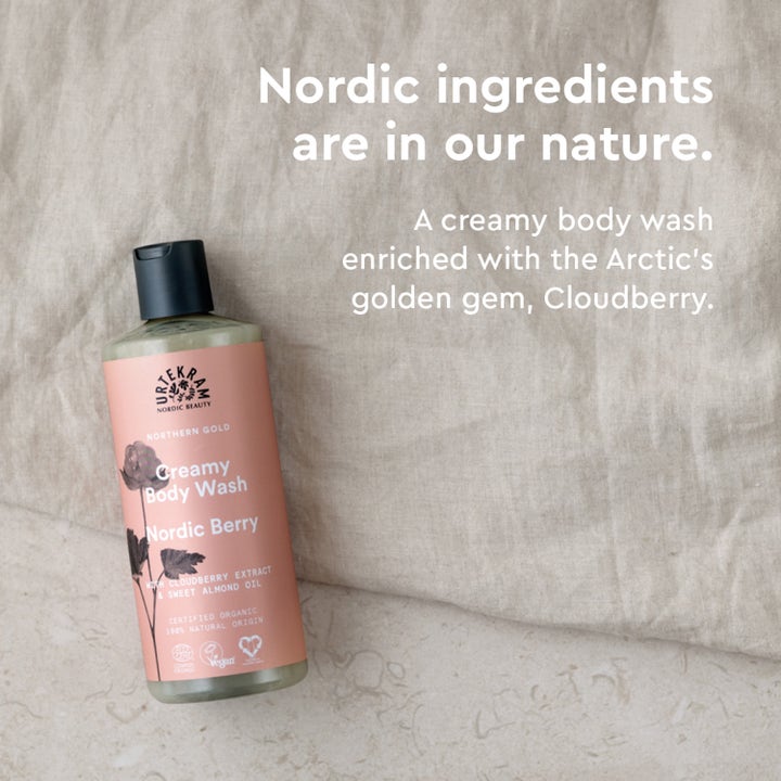 Urtekram Nordic Berry Creamy Body Wash 500 ml plejende kropsvask med multebær på beige hørbaggrund