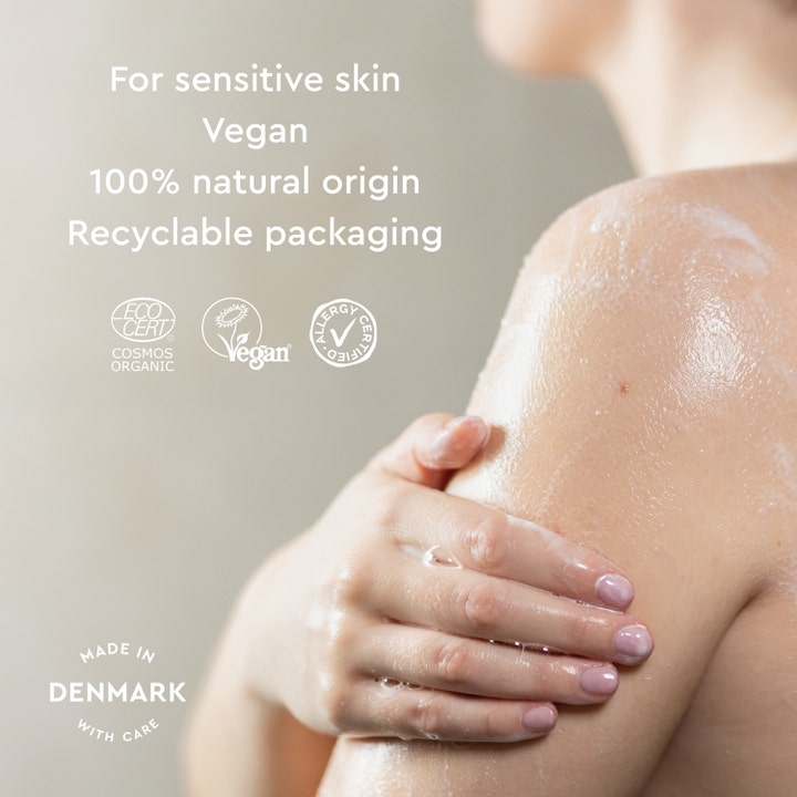 Urtekram Body Wash Fragrance Free 200 ml til sensitiv hud viser skummende vegansk sæbe på en bar skulder