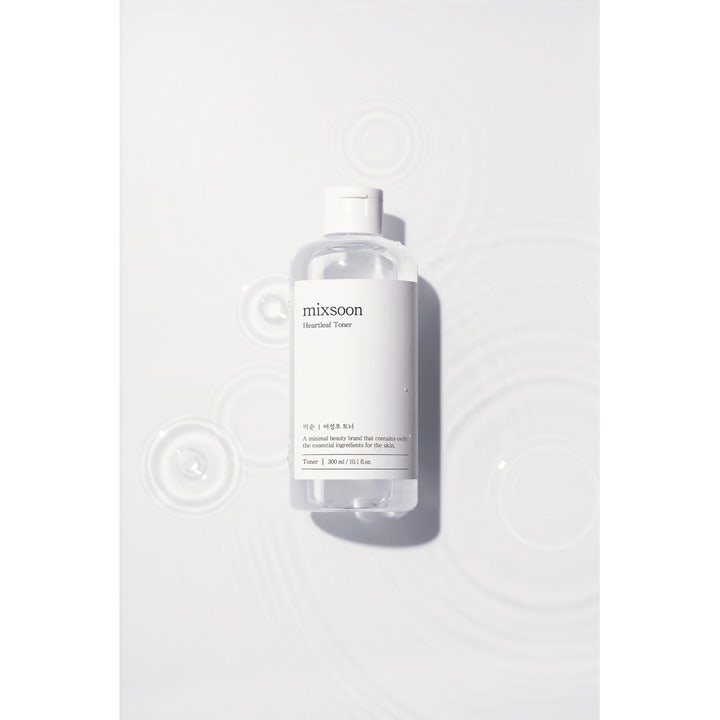 Mixsoon Heartleaf Toner 300 ml beroligende ansigtsvatten i klar flaske omgivet af vandringe