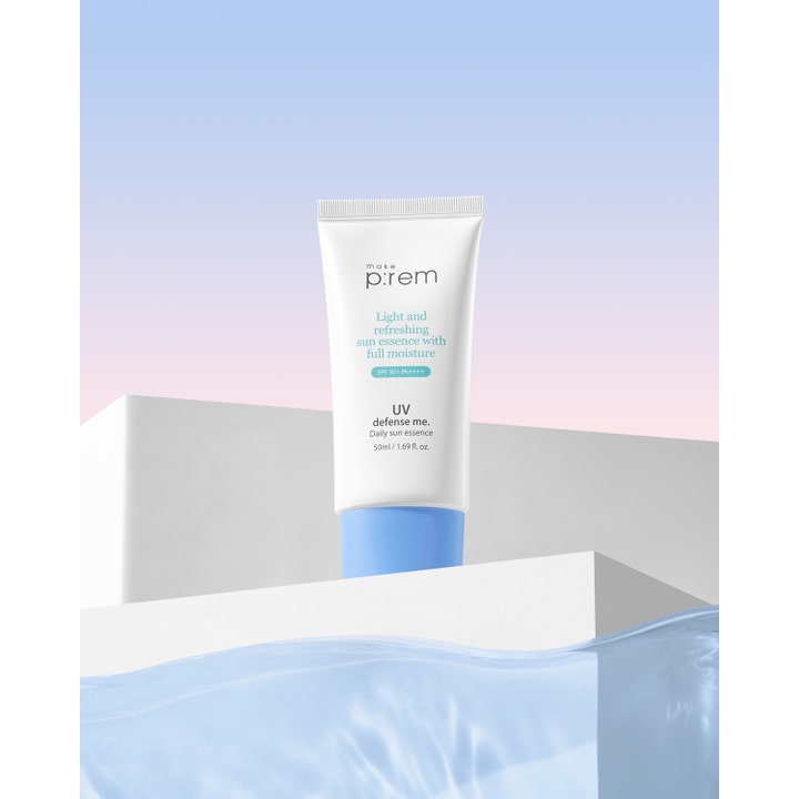 Make Prem UV Defense Me Daily Sun Essence 50 ml fugtgivende solcreme SPF 50+ i hvid tube stående over blåt vand