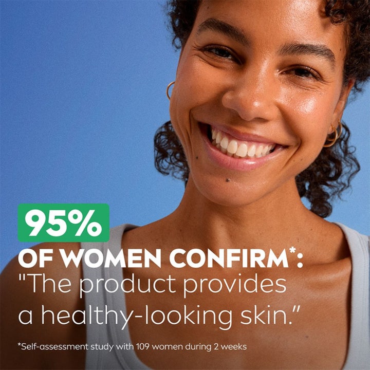 NIVEA Mattifying Day Cream 50 ml giver sund hud vist på smilende kvinde med naturlig glød.