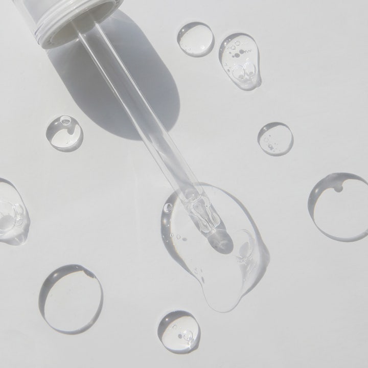 haruharu wonder Black Rice Hyaluronic 30 ml hyaluronsyraserum med klar tekstur og dråber fra en glaspipette.