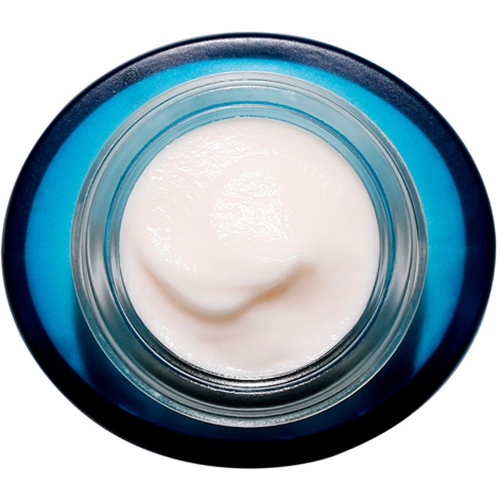 Clarins Hydra-Essentiel 50 ml fugtgivende natcreme ses her som en fyldig hvid tekstur i en blå glaskrukke