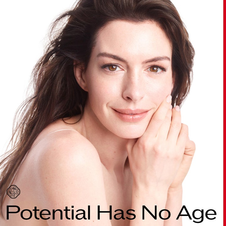 Shiseido Vital Perfection Overnight Firming Treatment 80 ml opstrammende pleje med Anne Hathaway og Potential Has No Age