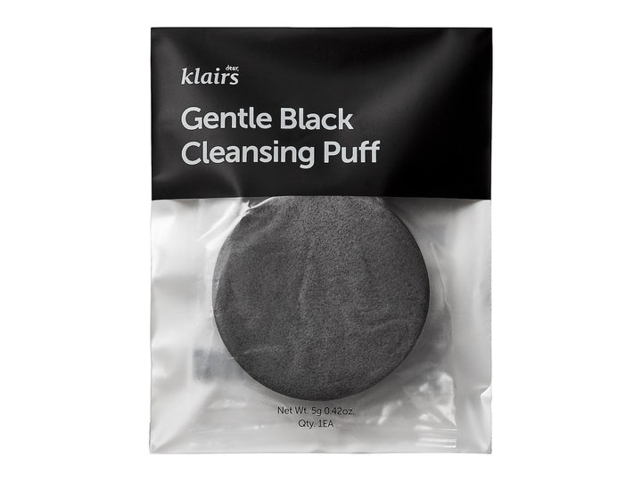 Klairs Gentle Black Cleansing Puff 1 stk eksfolierende rensesvamp er en rund mørkegrå svamp i sort og klar emballage.