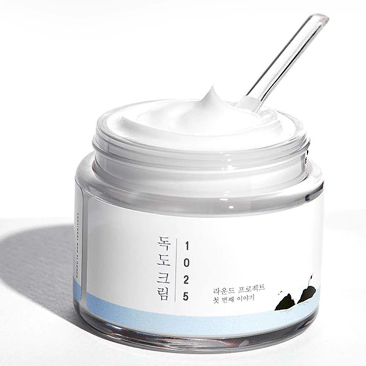 Round Lab 1025 Dokdo Cream 80 ml fugtgivende ansigtscreme i åben krukke med fyldig hvid tekstur og spatel