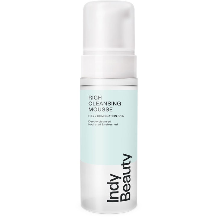 Indy Beauty Rich Cleansing Mousse renseskum til kombineret hud i hvid pumpeflaske med lyseblå label og klart låg
