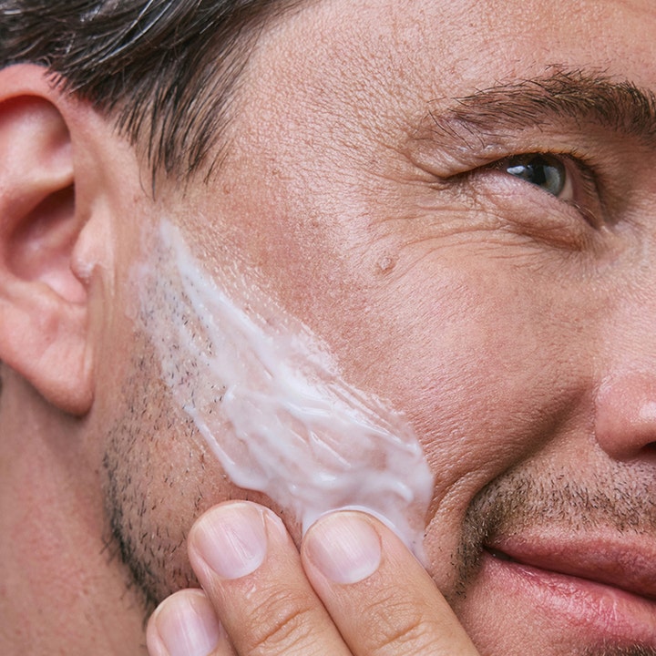MÁDARA HIS After Shave Serum 75 ml beroligende serum med hvid cremet tekstur der påføres på ansigtet