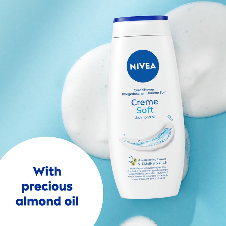 NIVEA Creme Soft Shower 250 ml plejende duschtvål med mandelolie vist med blødt hvidt skum på blå baggrund.