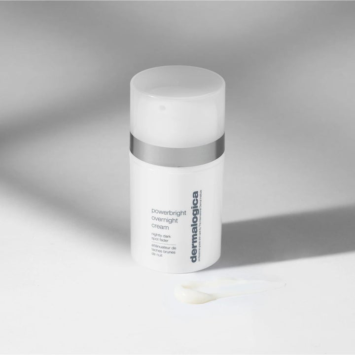 Dermalogica Powerbright Overnight Cream med niacinamid mod mørke pletter i hvid pumpeflaske med cremet tekstur.