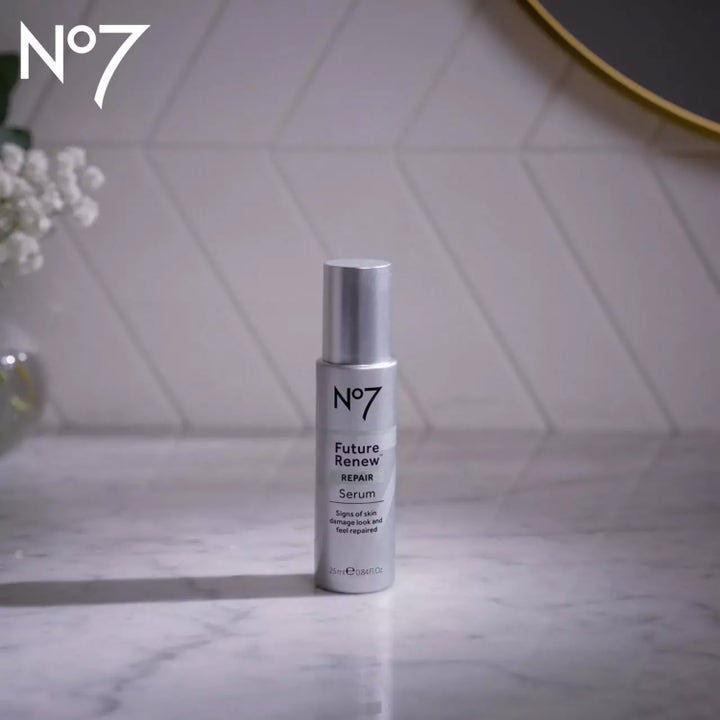 No7 Future Renew Repair Serum 25 ml reparerende ansigtsserum i elegant sølvflaske på et marmorbord.