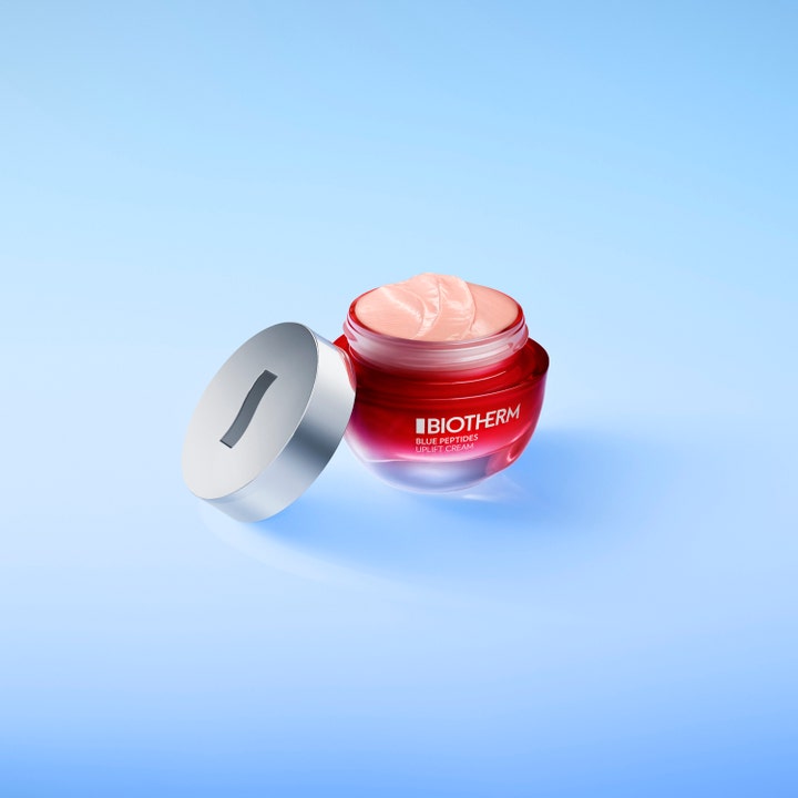 Biotherm Blue Peptides Uplift Cream 30 ml fugtgivende ansigtscreme i rød glaskrukke med lyserød tekstur og sølvlåg
