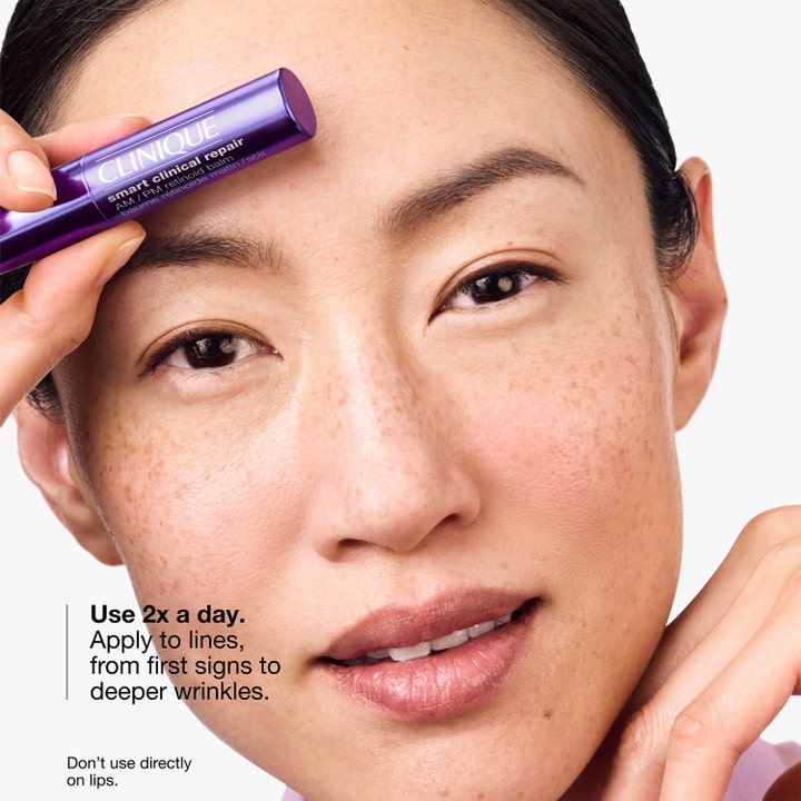 Clinique Smart Clinical Repair Retinoid Balm 3 g mod rynker påføres direkte i panden på en kvinde