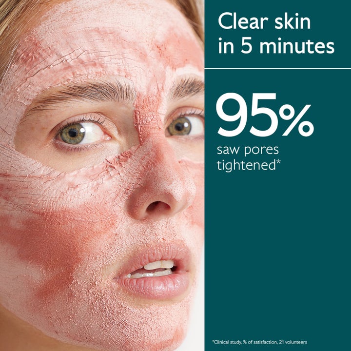 Caudalie Instant Detox Mask 75 ml rensende ansigtsmaske på kvinde med tekst om 95% strammere porer