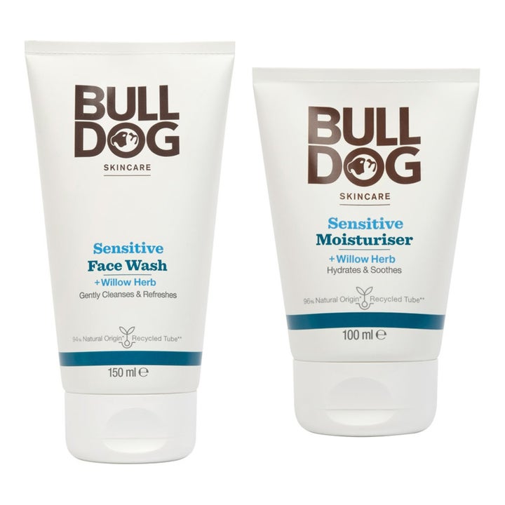 Bulldog Sensitive Face Wash 150ml og Moisturiser 100ml plejer sensitiv hud i hvide plasttuber med brun skrift
