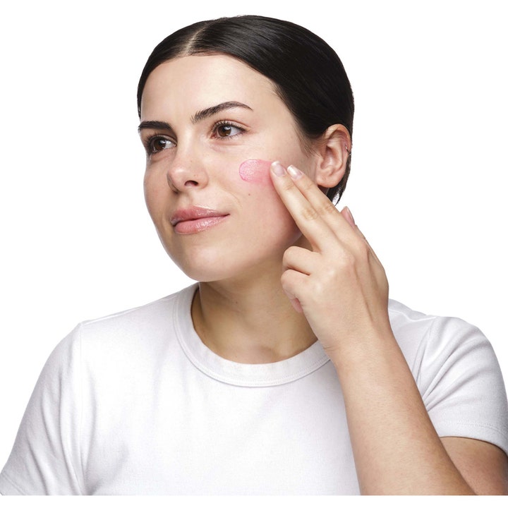 The Ordinary Soothing & Barrier Support Serum 30 ml påføres ansigtet og viser en lyserød tekstur.
