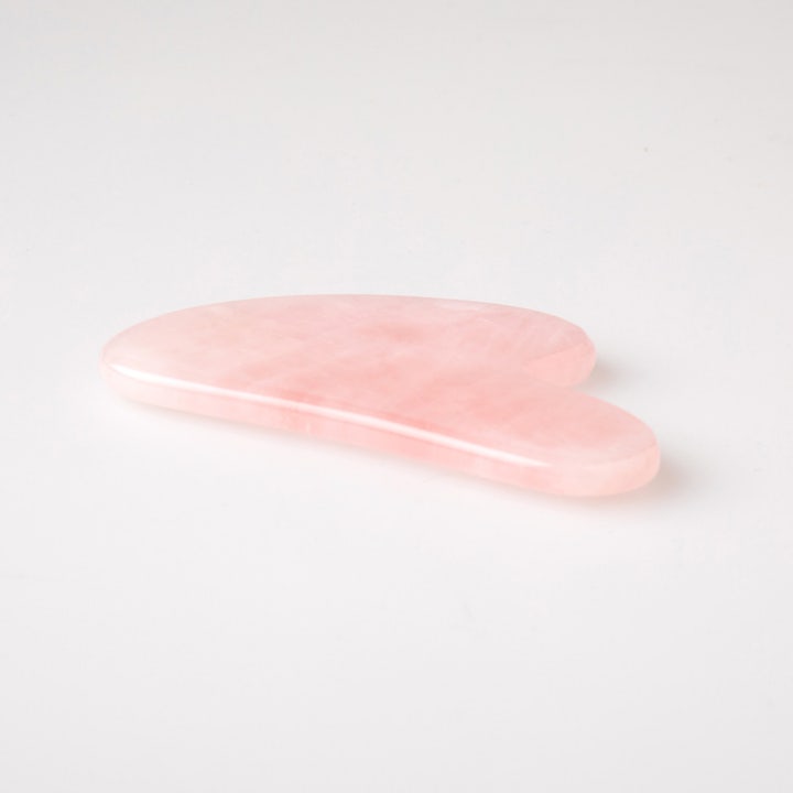 NordicFeel Gua Sha Rose Quartz 1 stk ansigtsværktøj i hjerteformet lyserød sten til ansigtsmassage