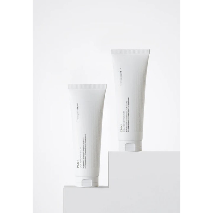Niche Beauty Lab Transparent Lab Zi-K Cica Repairing Balm 100 ml reparerende creme i hvide tuber på hvide podier