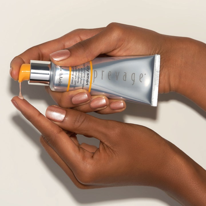 Elizabeth Arden Prevage City Smart SPF 50 40 ml fugtgivende solcreme trykkes ud af sølvfarvet tube på en finger.