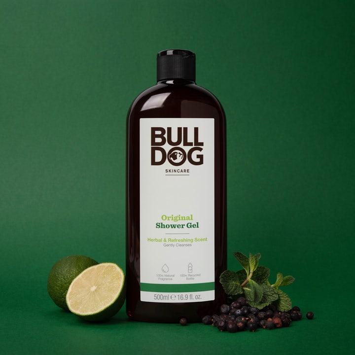 Bulldog Shower Gel Original 500 ml opfriskende duschtvål i brun flaske med lime, mynte og bær på grøn baggrund.