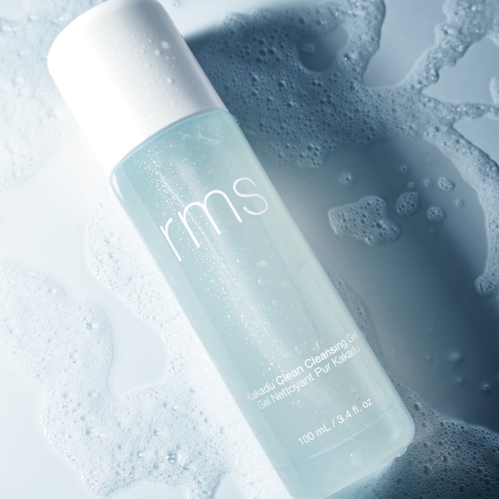 RMS Beauty Kakadu Clean Cleansing Gel 100 ml forfriskende rengøringsgel i lyseblå flaske omgivet af hvidt skum