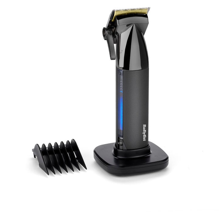 BaByliss hårtrimmer 1 stk til præcis klipning i sort finish med guldskær stående i ladestation med tilbehørskam