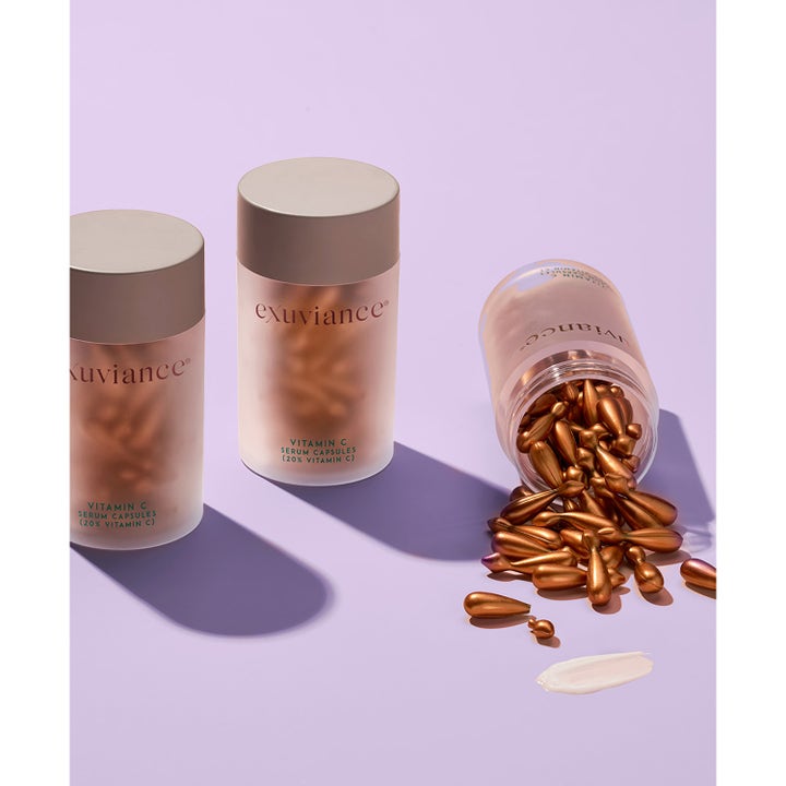 Exuviance Vitamin C Serum Capsules 60 stk lyster-serum i krukke med gyldne kapsler på lilla baggrund