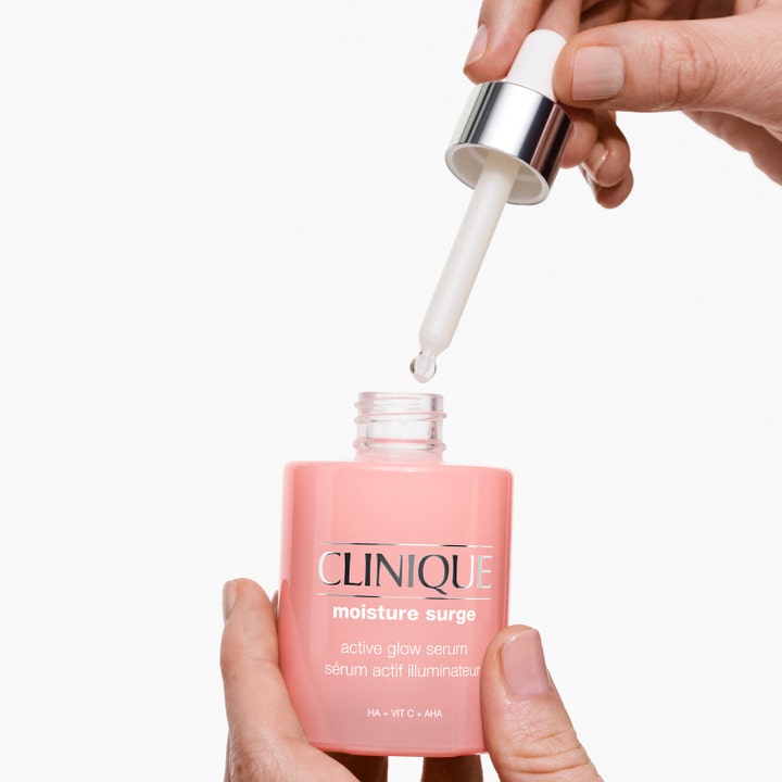 Clinique Moisture Surge Active Glow Serum 30 ml giver glød med HA og VIT C i lyserød flakon med pipette